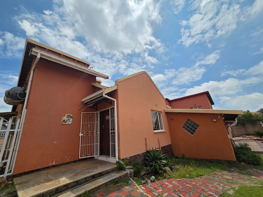 8 Bedroom Property for Sale in Discovery Gauteng