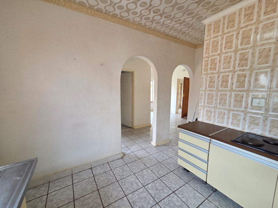 8 Bedroom Property for Sale in Discovery Gauteng