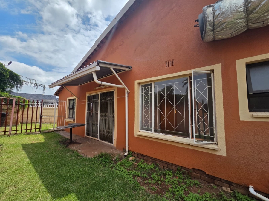 8 Bedroom Property for Sale in Discovery Gauteng
