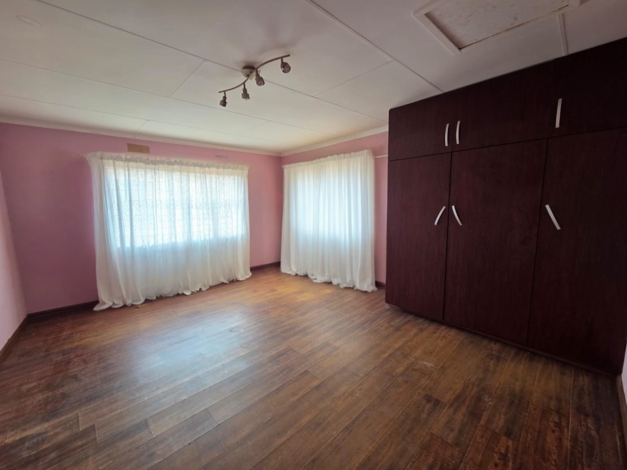 8 Bedroom Property for Sale in Discovery Gauteng