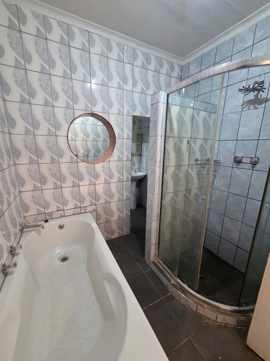 8 Bedroom Property for Sale in Discovery Gauteng