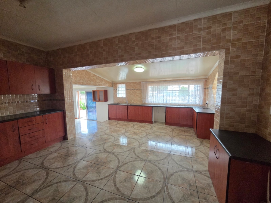 8 Bedroom Property for Sale in Discovery Gauteng