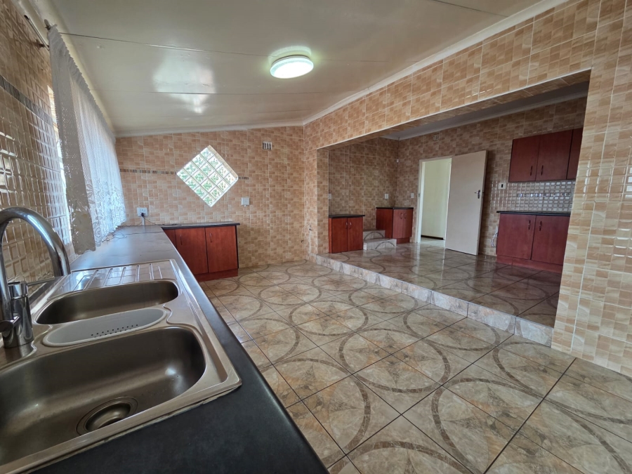 8 Bedroom Property for Sale in Discovery Gauteng