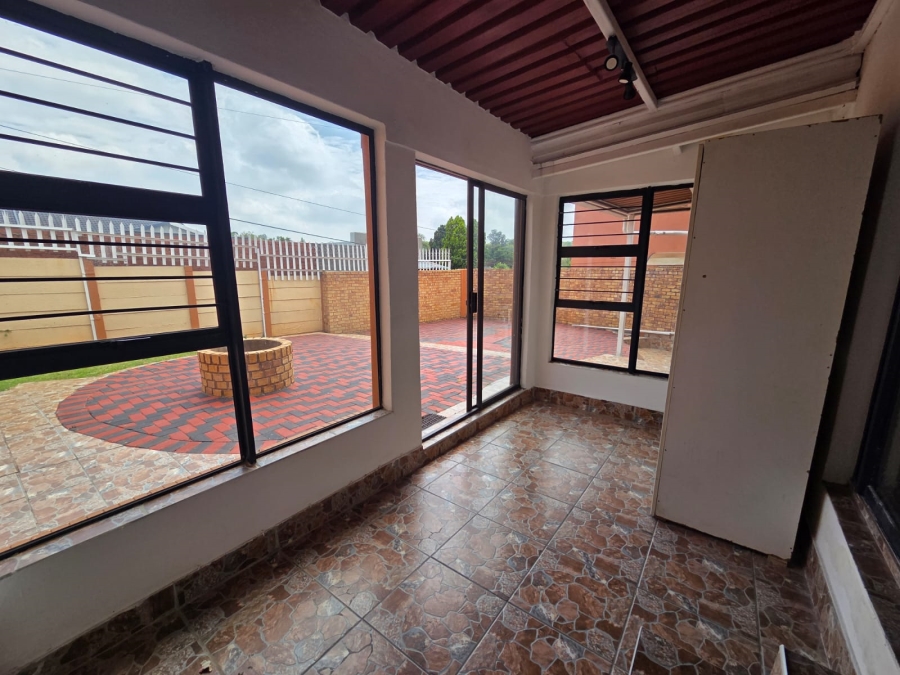 8 Bedroom Property for Sale in Discovery Gauteng