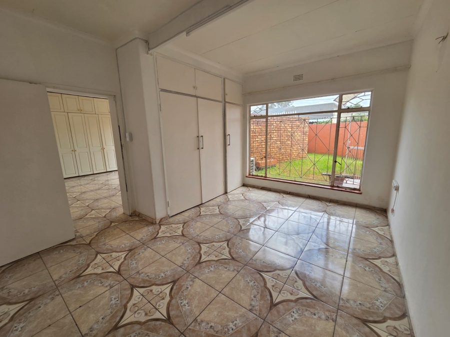 8 Bedroom Property for Sale in Discovery Gauteng