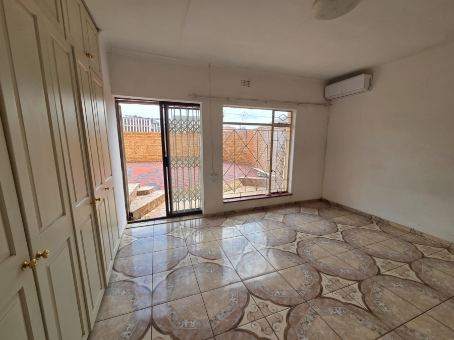 8 Bedroom Property for Sale in Discovery Gauteng