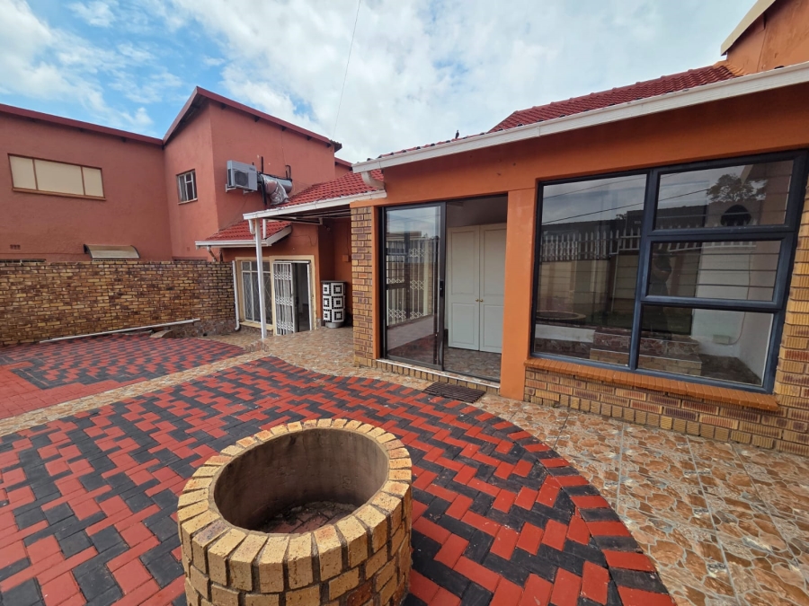 8 Bedroom Property for Sale in Discovery Gauteng