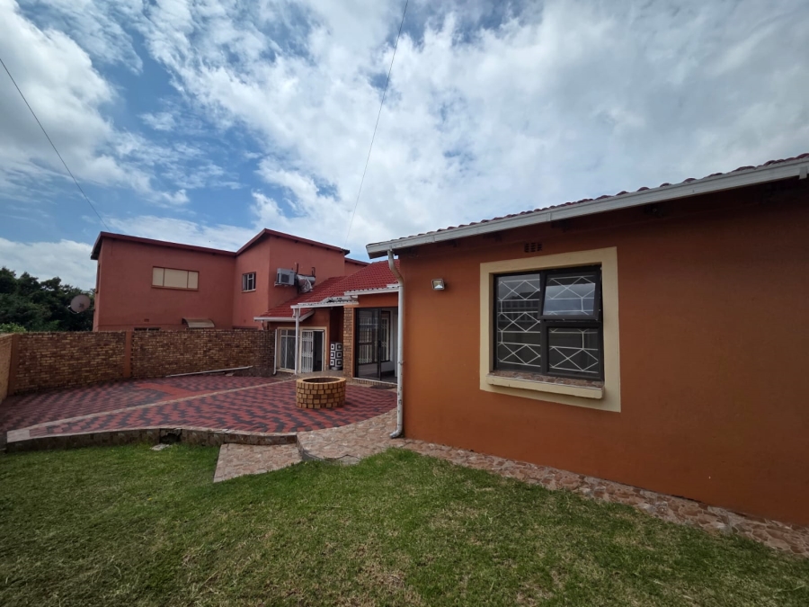 8 Bedroom Property for Sale in Discovery Gauteng