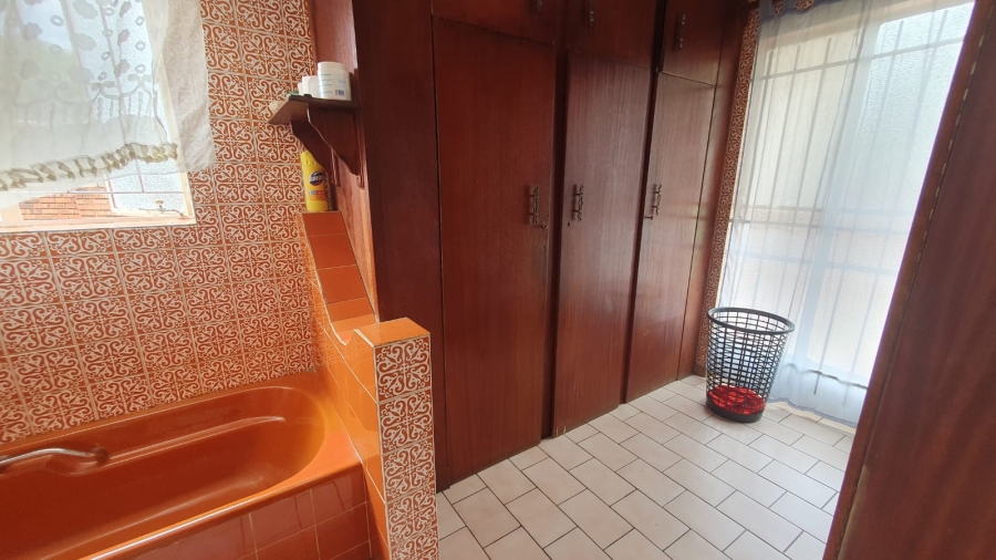 6 Bedroom Property for Sale in Rewlatch Gauteng