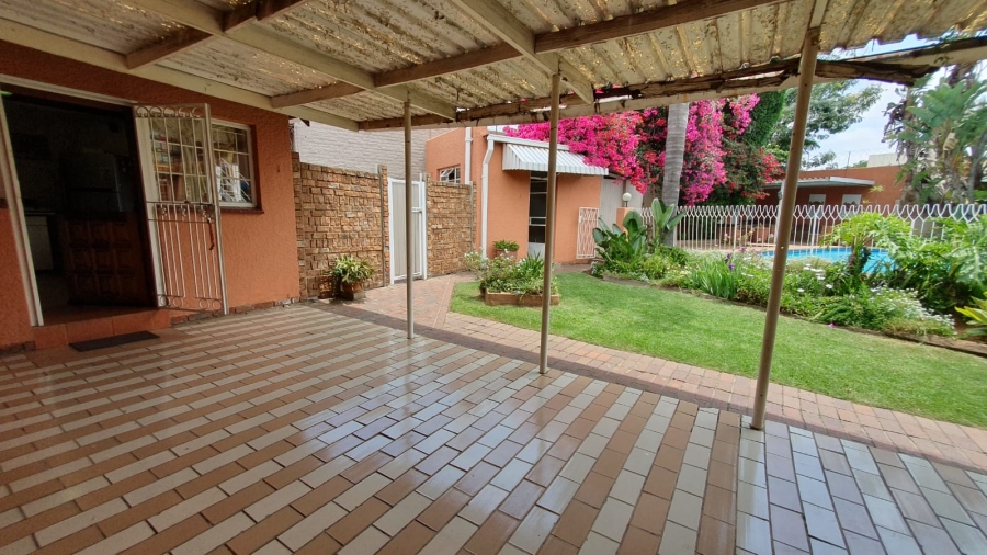 6 Bedroom Property for Sale in Rewlatch Gauteng