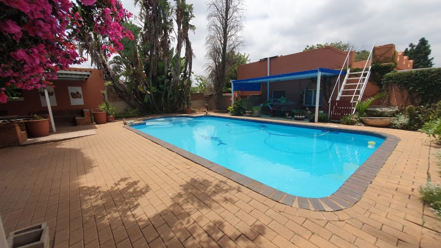 6 Bedroom Property for Sale in Rewlatch Gauteng