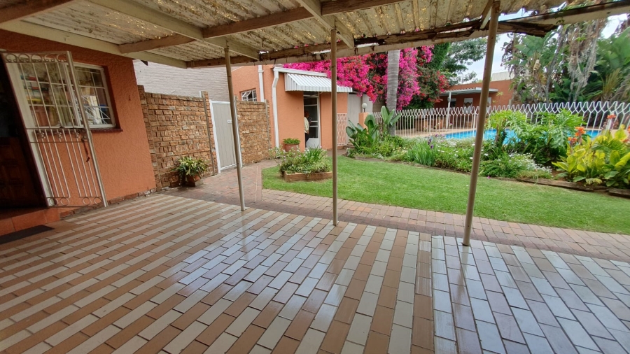 6 Bedroom Property for Sale in Rewlatch Gauteng