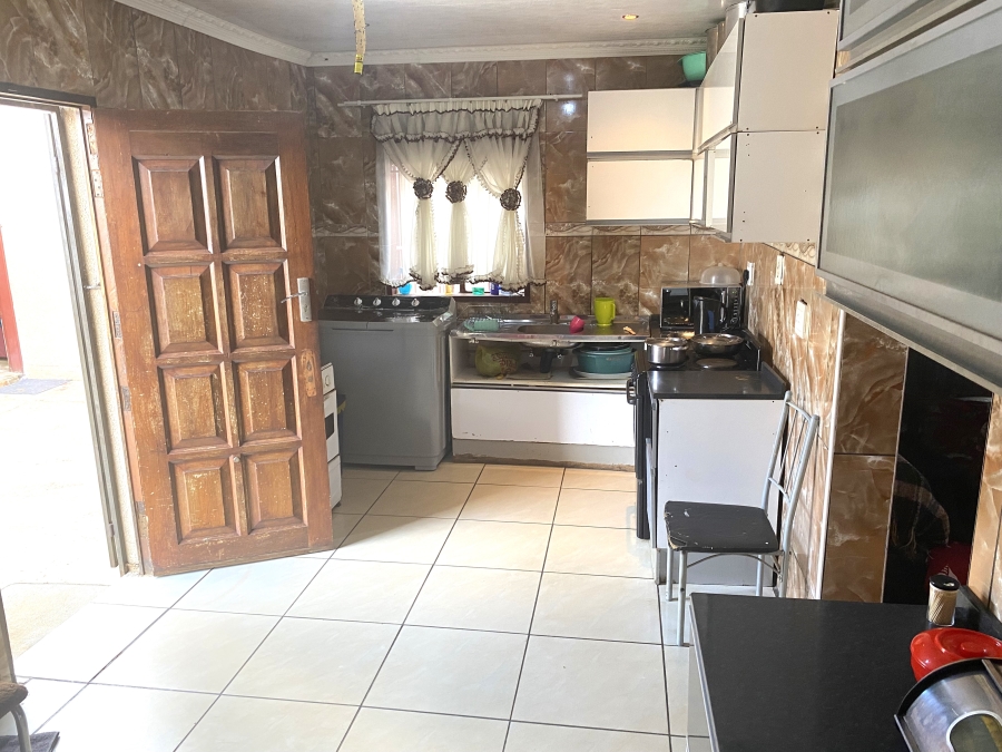 6 Bedroom Property for Sale in Palm Ridge Gauteng