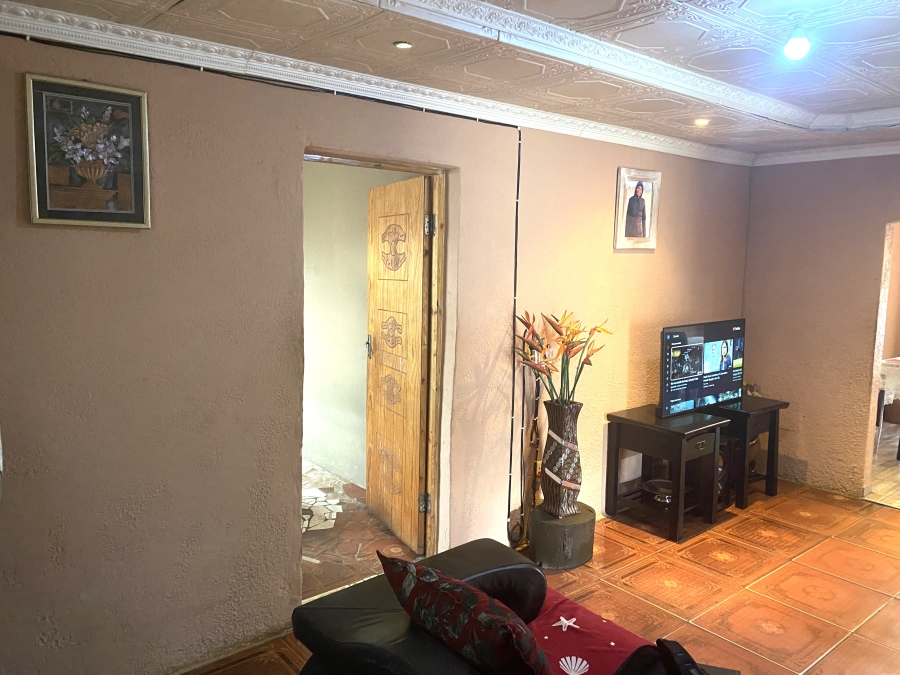 6 Bedroom Property for Sale in Palm Ridge Gauteng