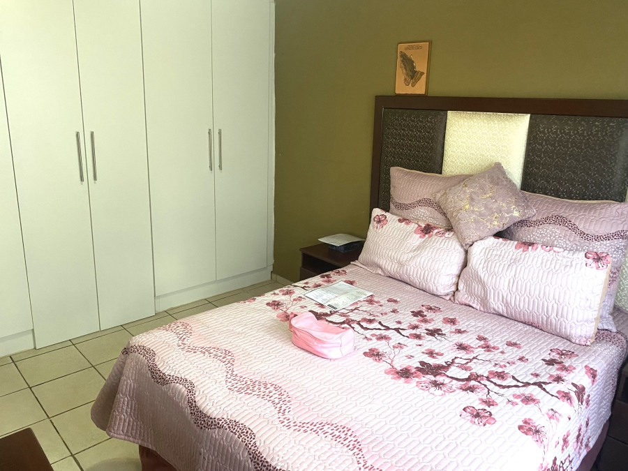 6 Bedroom Property for Sale in Palm Ridge Gauteng