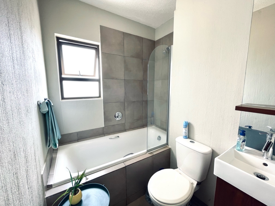 To Let 2 Bedroom Property for Rent in Fourways Gauteng