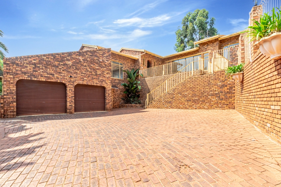4 Bedroom Property for Sale in Helderkruin Gauteng