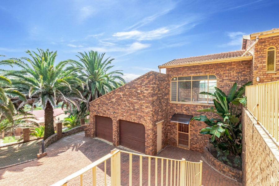 4 Bedroom Property for Sale in Helderkruin Gauteng