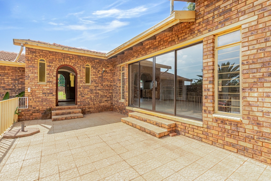 4 Bedroom Property for Sale in Helderkruin Gauteng