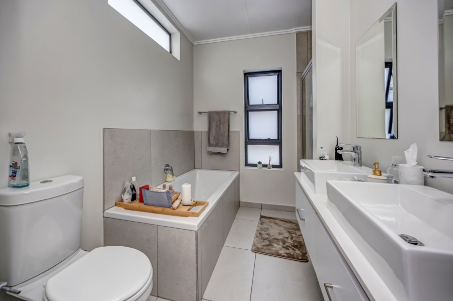 3 Bedroom Property for Sale in Broadacres Gauteng