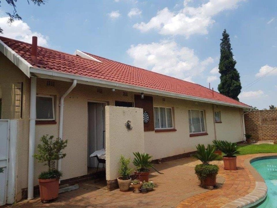 To Let 4 Bedroom Property for Rent in Krugersrus Gauteng
