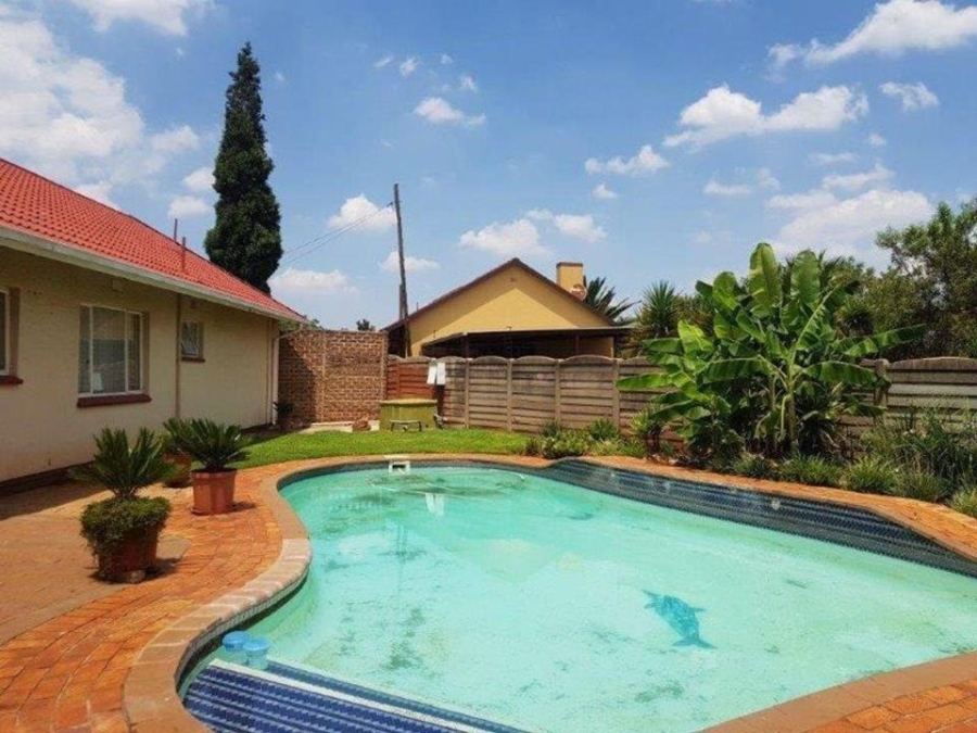 To Let 4 Bedroom Property for Rent in Krugersrus Gauteng