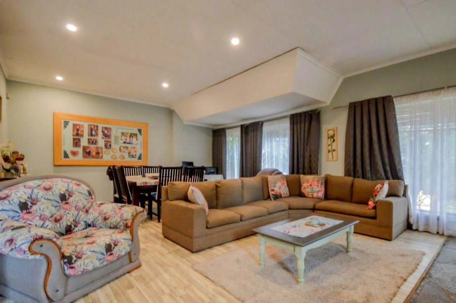 To Let 5 Bedroom Property for Rent in Persida Gauteng