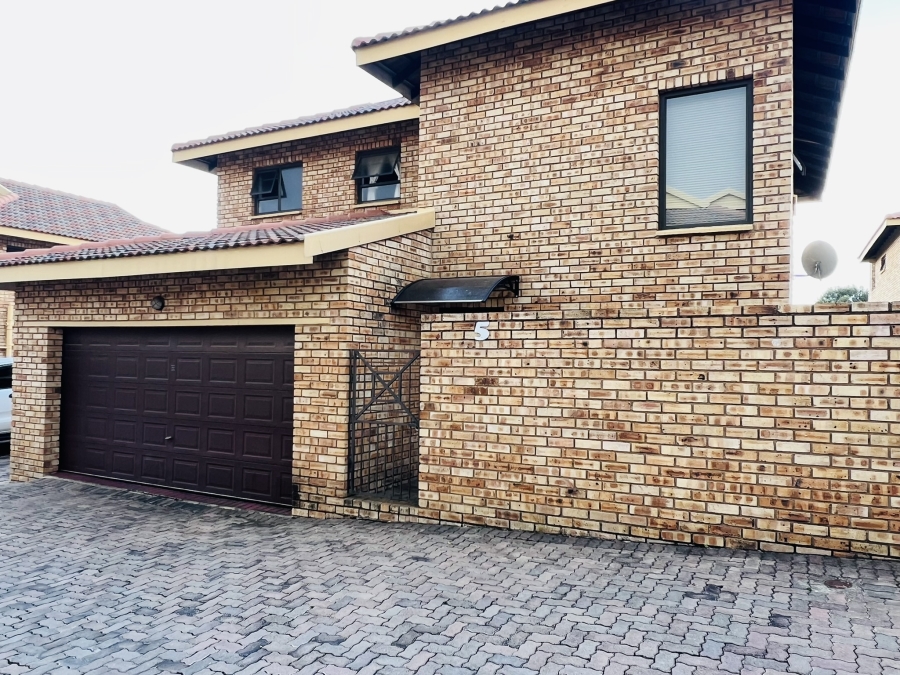 To Let 3 Bedroom Property for Rent in North Riding Gauteng