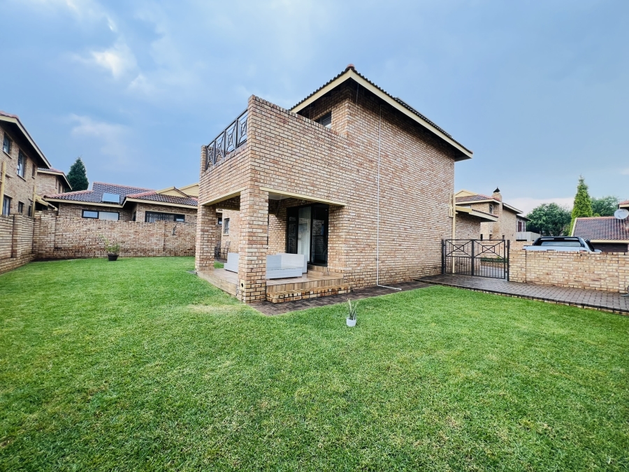 To Let 3 Bedroom Property for Rent in North Riding Gauteng