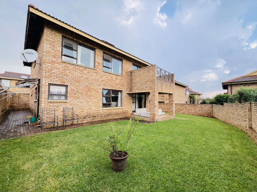 To Let 3 Bedroom Property for Rent in North Riding Gauteng