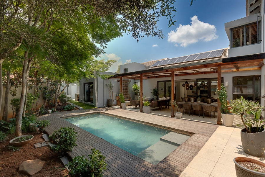 6 Bedroom Property for Sale in Benmore Gardens Gauteng