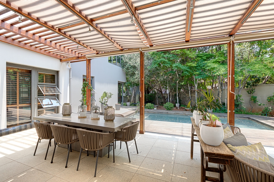 6 Bedroom Property for Sale in Benmore Gardens Gauteng