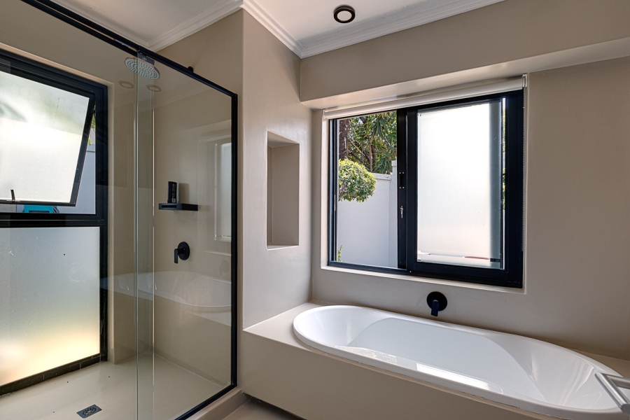 6 Bedroom Property for Sale in Benmore Gardens Gauteng