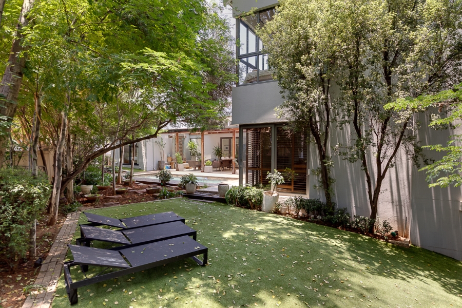 6 Bedroom Property for Sale in Benmore Gardens Gauteng