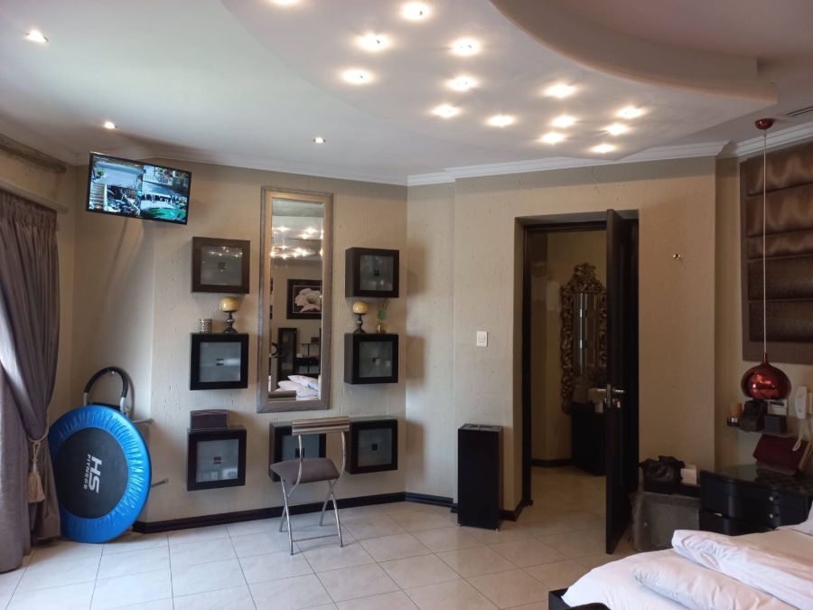 6 Bedroom Property for Sale in Claudius Gauteng