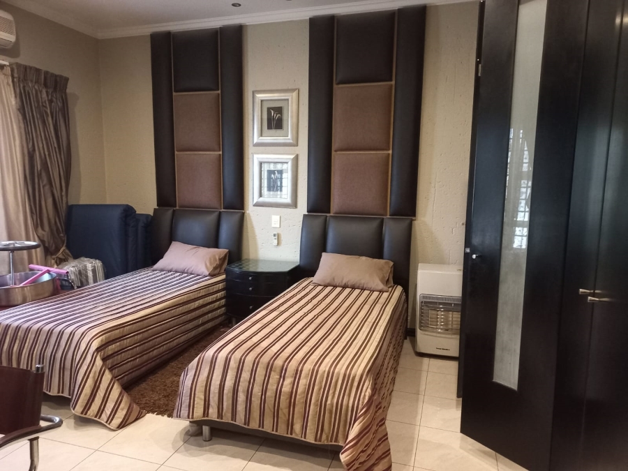 6 Bedroom Property for Sale in Claudius Gauteng