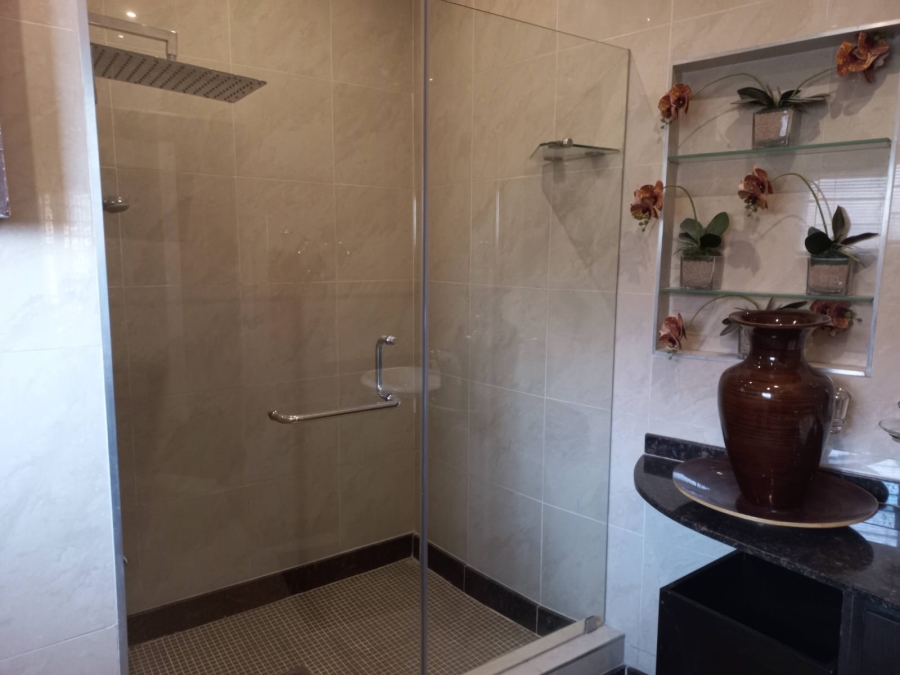 6 Bedroom Property for Sale in Claudius Gauteng