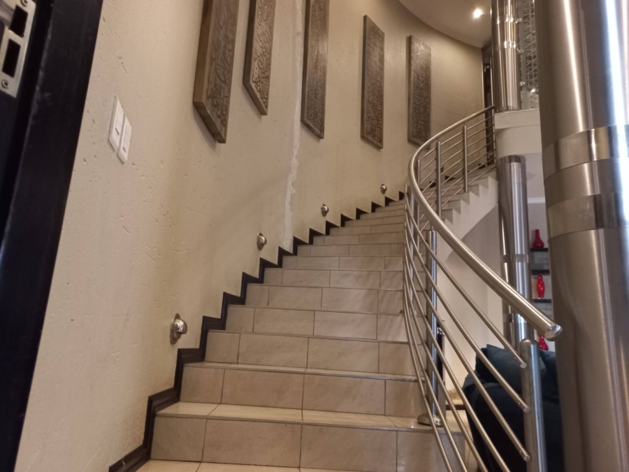 6 Bedroom Property for Sale in Claudius Gauteng