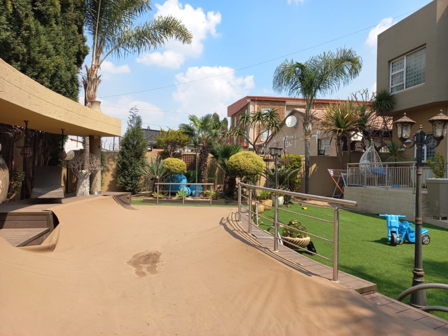 6 Bedroom Property for Sale in Claudius Gauteng