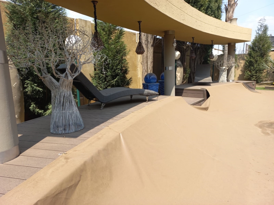 6 Bedroom Property for Sale in Claudius Gauteng