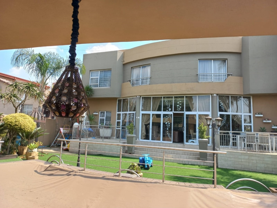 6 Bedroom Property for Sale in Claudius Gauteng
