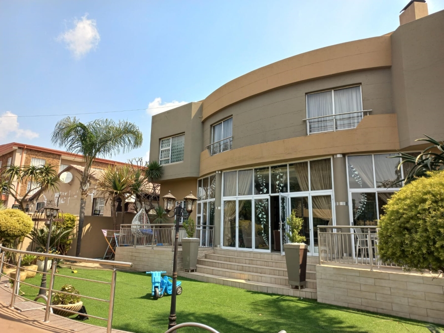 6 Bedroom Property for Sale in Claudius Gauteng
