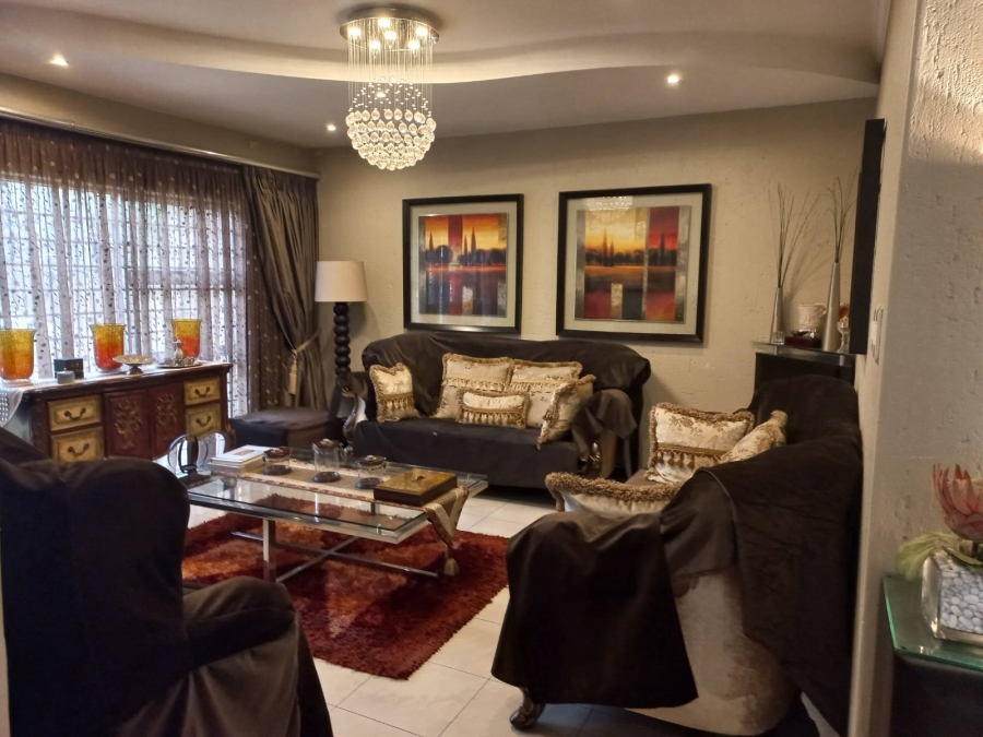 6 Bedroom Property for Sale in Claudius Gauteng
