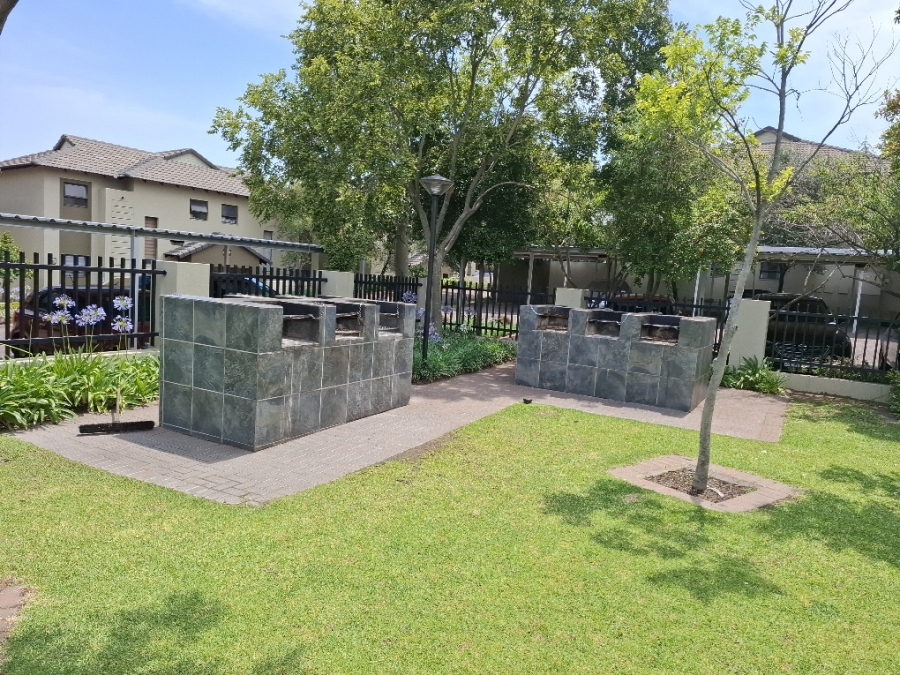 To Let 2 Bedroom Property for Rent in Fourways Gauteng