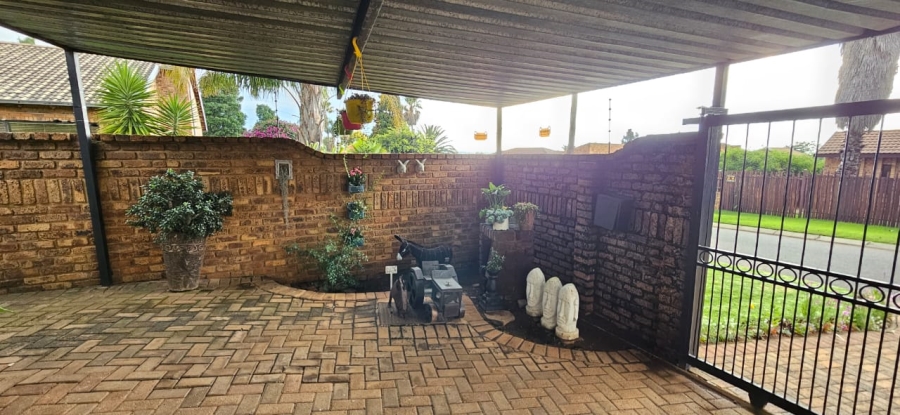 To Let 4 Bedroom Property for Rent in Greenhills Gauteng