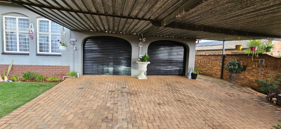 To Let 4 Bedroom Property for Rent in Greenhills Gauteng