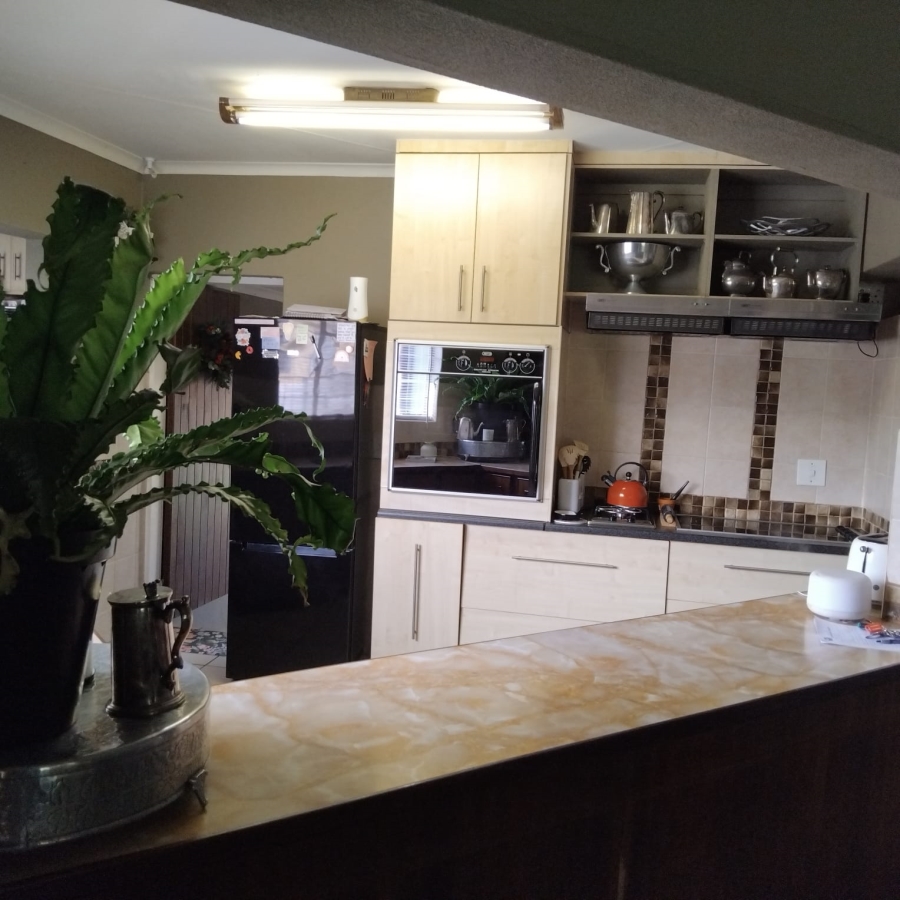 To Let 4 Bedroom Property for Rent in Greenhills Gauteng