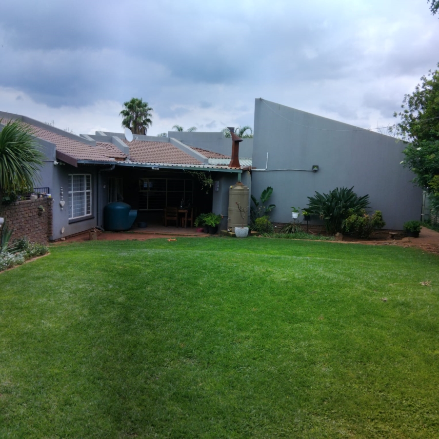 To Let 4 Bedroom Property for Rent in Greenhills Gauteng