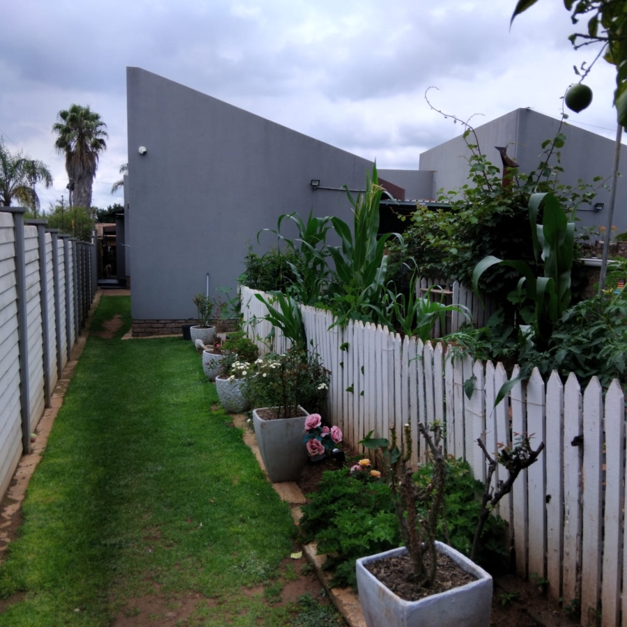 To Let 4 Bedroom Property for Rent in Greenhills Gauteng