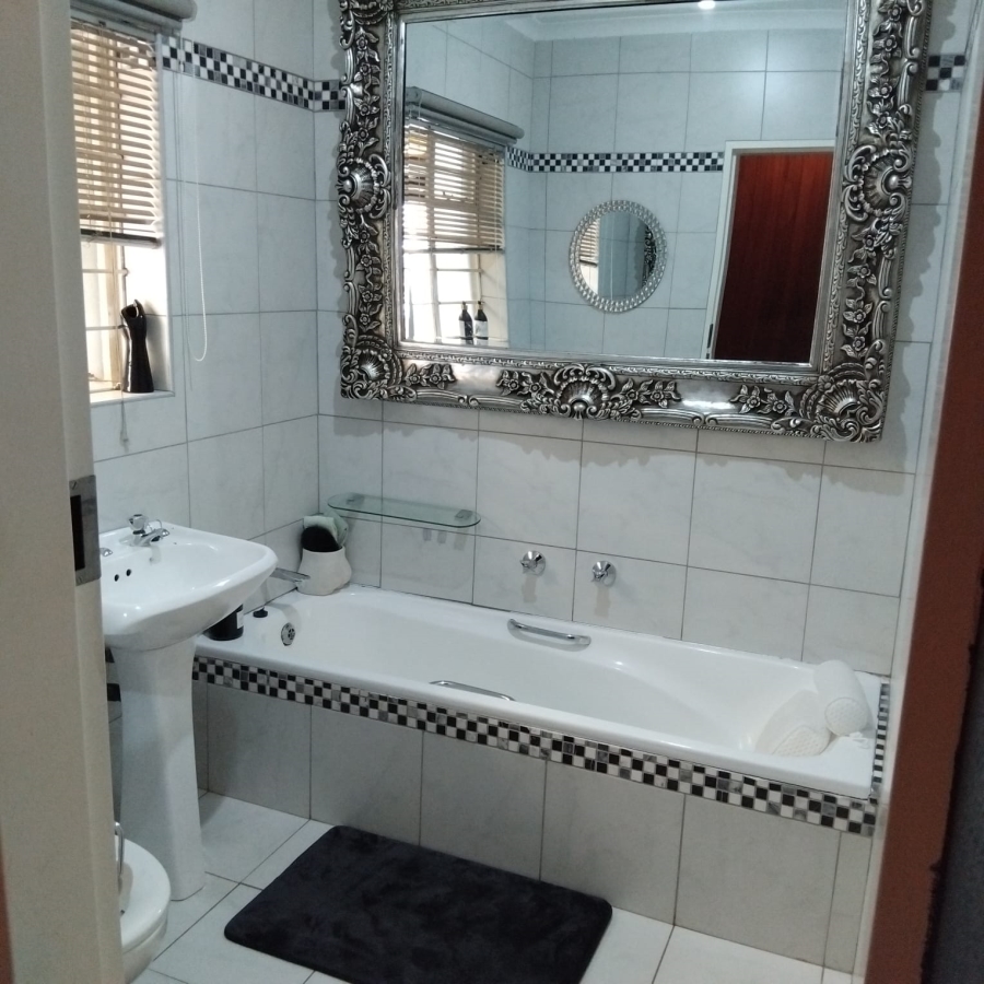 To Let 4 Bedroom Property for Rent in Greenhills Gauteng